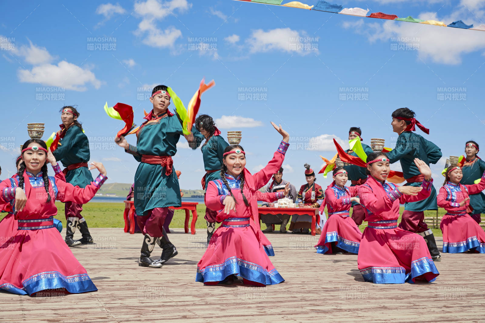 那達(dá)慕大會(huì)上表演的蒙古族傳統(tǒng)舞蹈