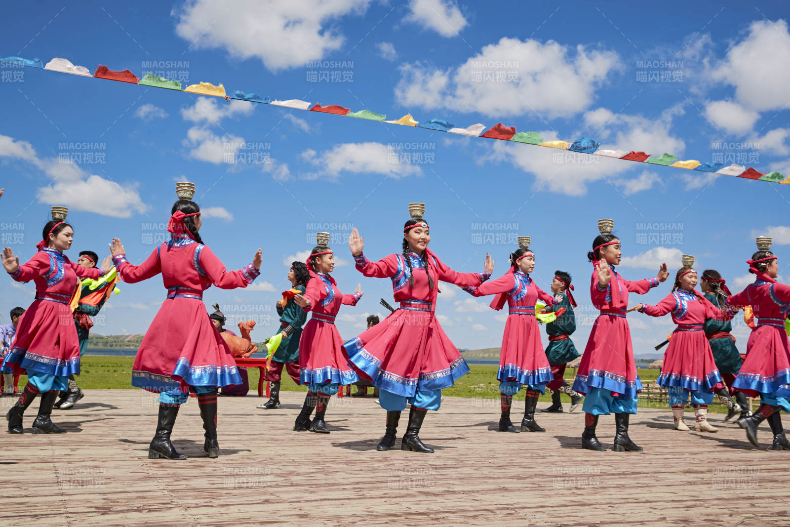 那達慕大會上表演的蒙古族傳統舞蹈