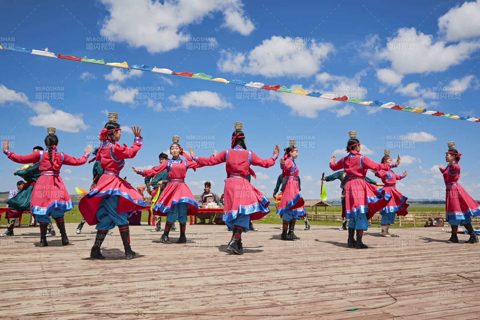 那達慕大會上表演的蒙古族傳統舞蹈