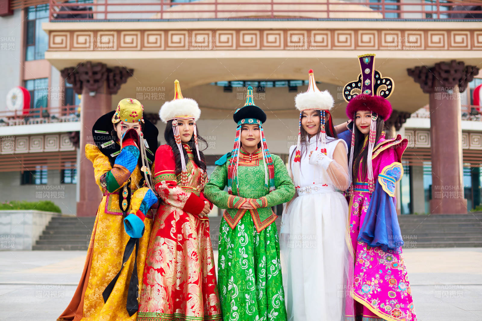 在蒙元大帳前穿著蒙族服飾的五位蒙古族姑娘