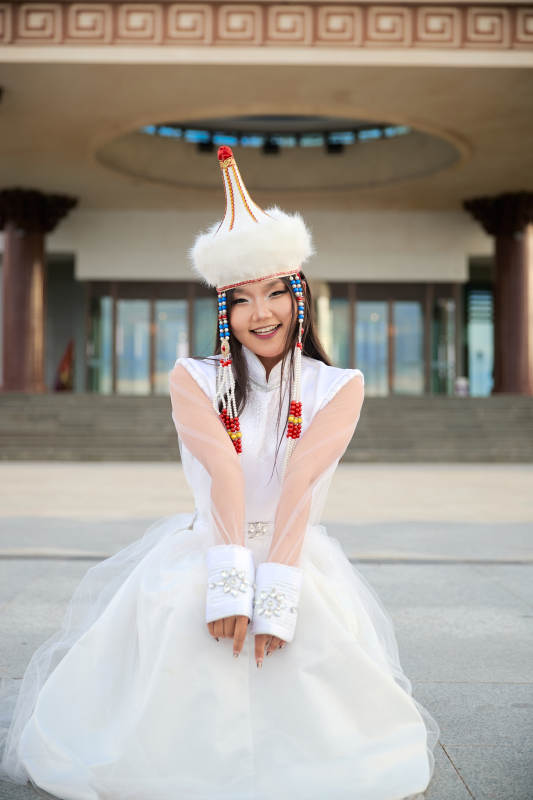 穿着蒙古族达尔罕部落传统服饰的蒙族姑娘