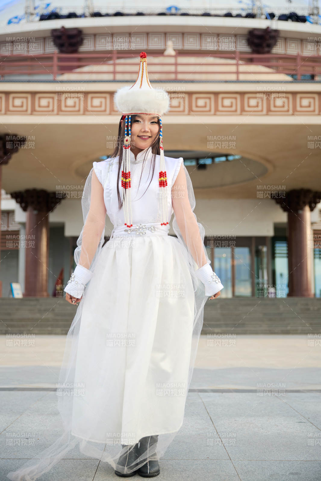 穿著蒙古族達爾罕部落傳統服飾的蒙族姑娘