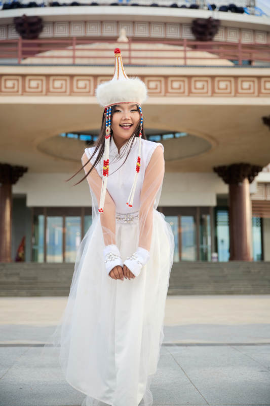 穿着蒙古族达尔罕部落传统服饰的蒙族姑娘