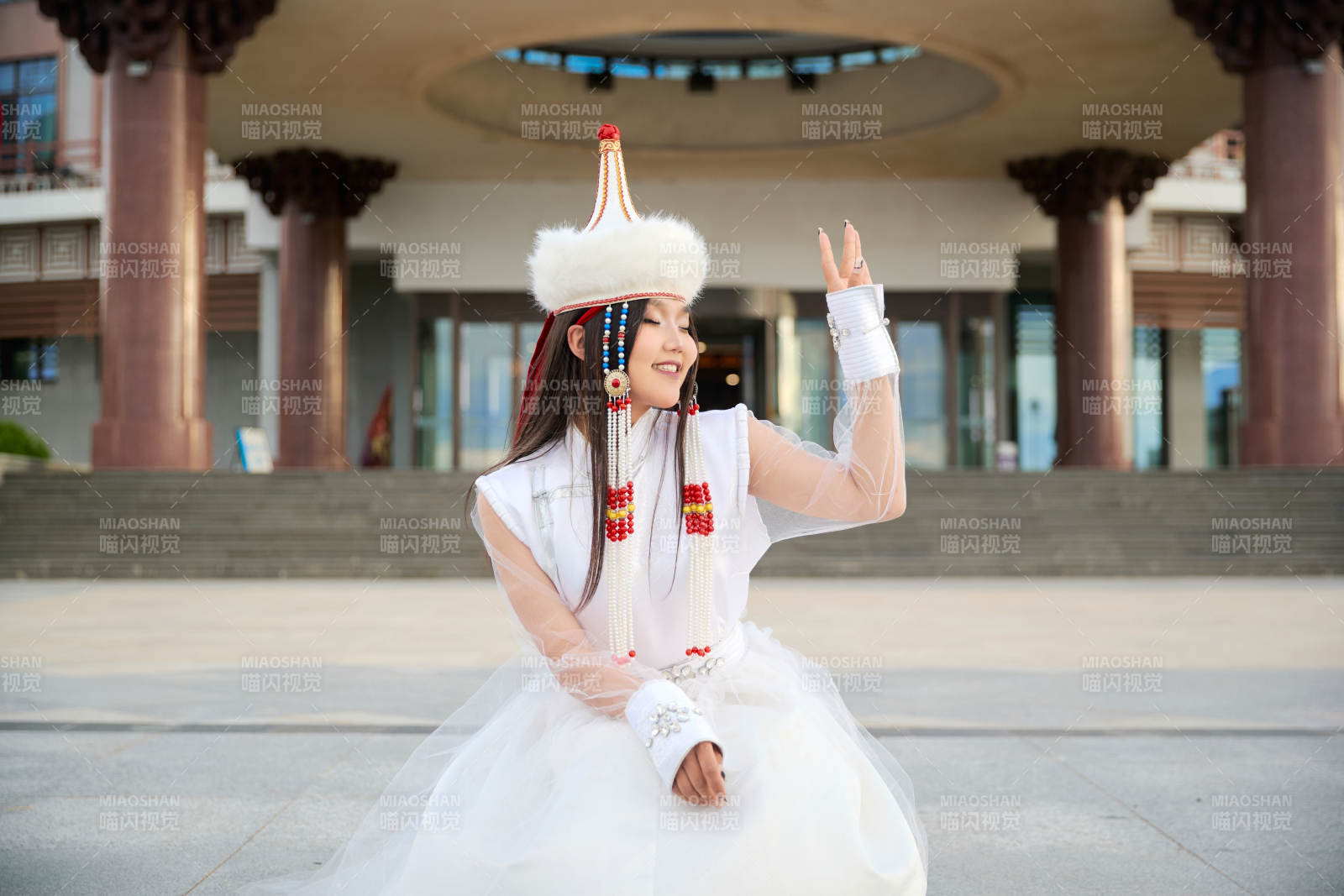 穿著蒙古族達爾罕部落傳統服飾的蒙族姑娘