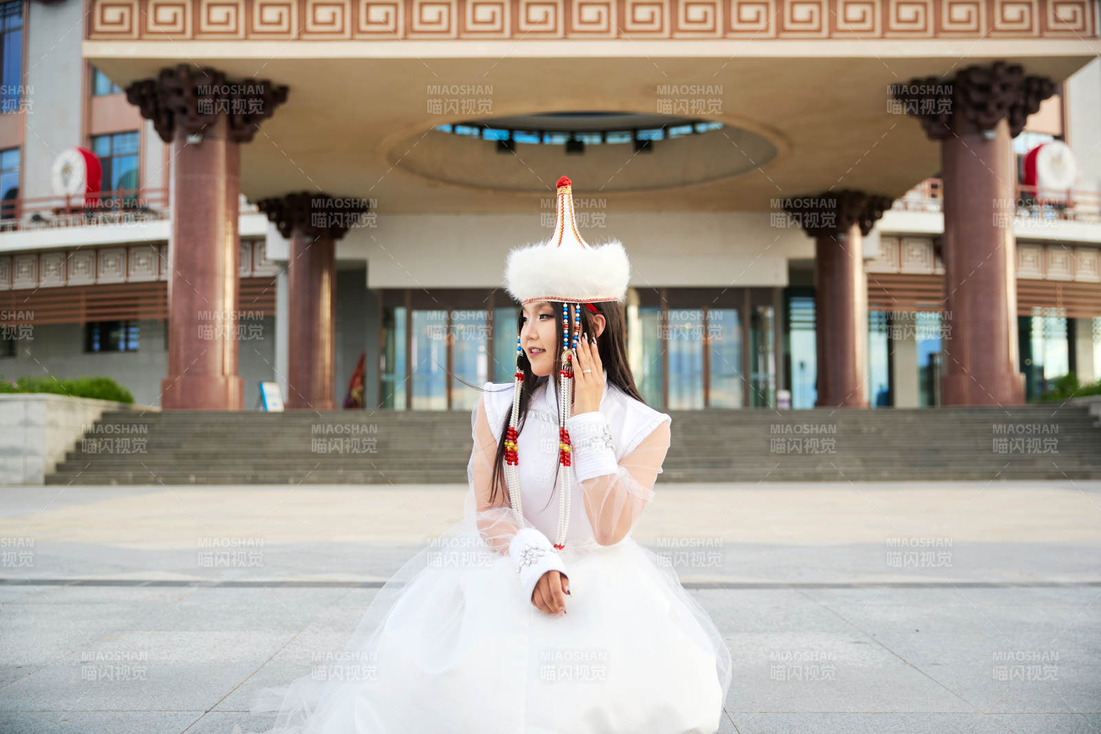 穿著蒙古族達爾罕部落傳統服飾的蒙族姑娘