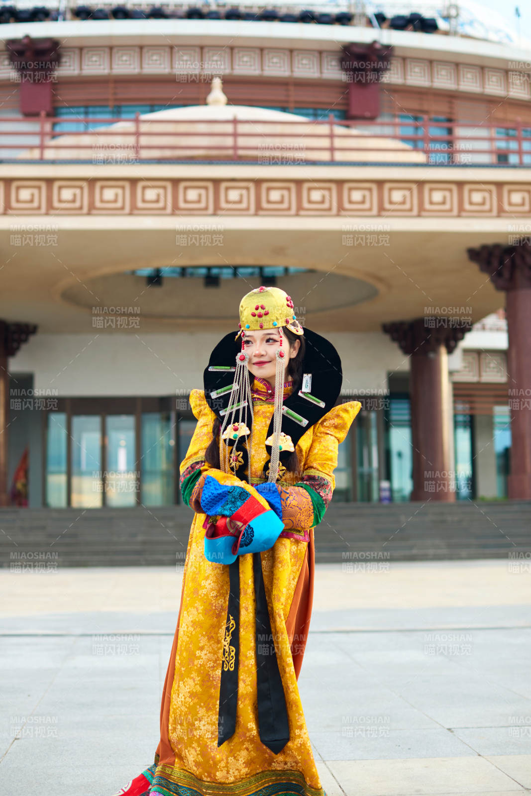 身穿蒙古族喀爾喀部落傳統(tǒng)服飾的蒙族姑娘