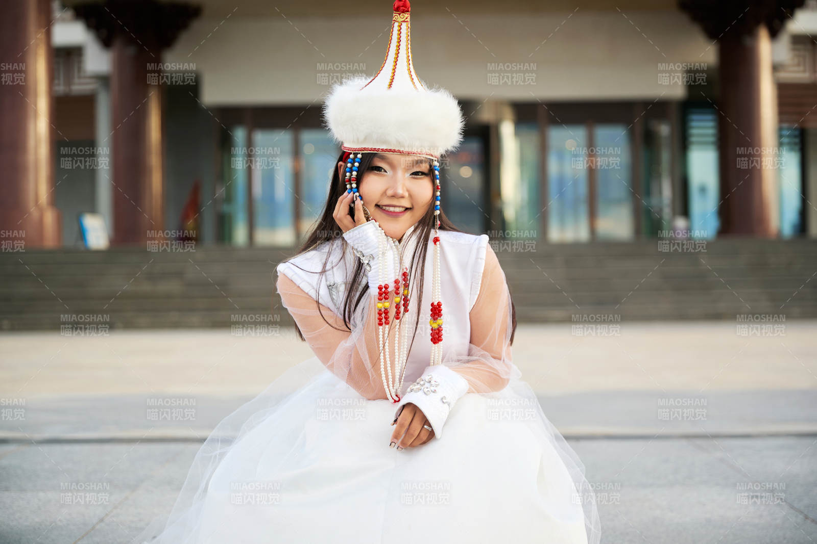 穿著蒙古族達爾罕部落傳統服飾的蒙族姑娘