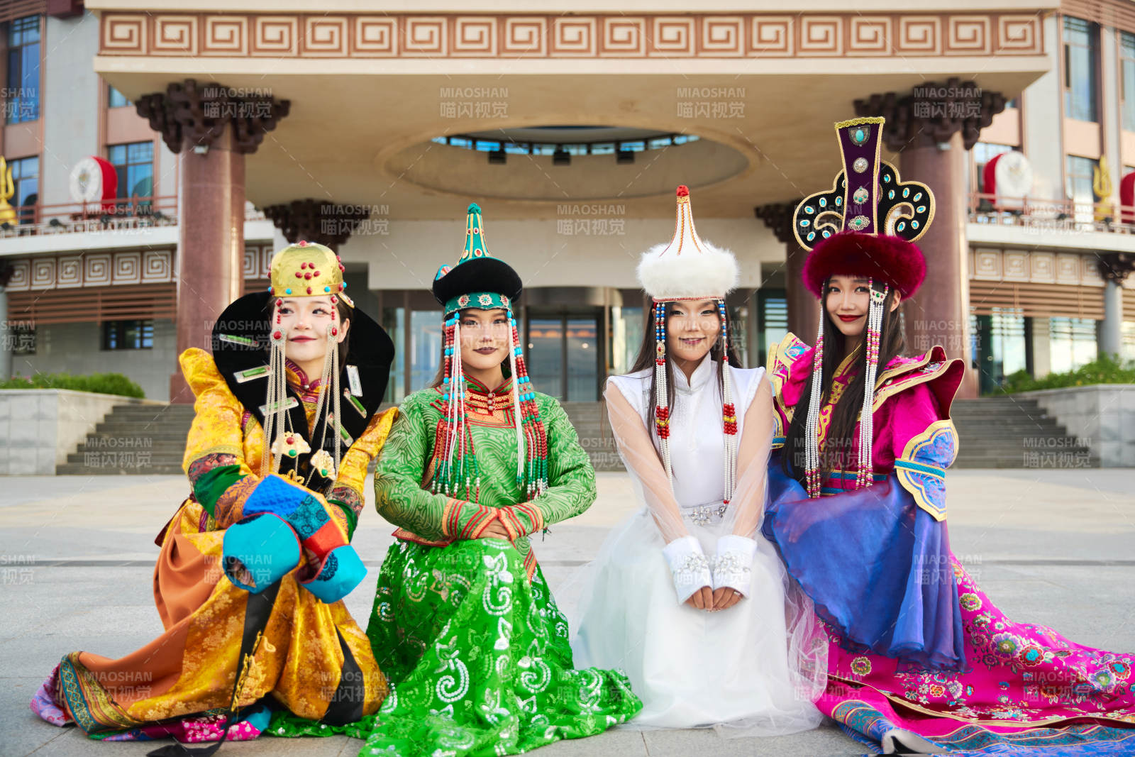 身穿蒙古族各部落傳統服飾的蒙古族姑娘