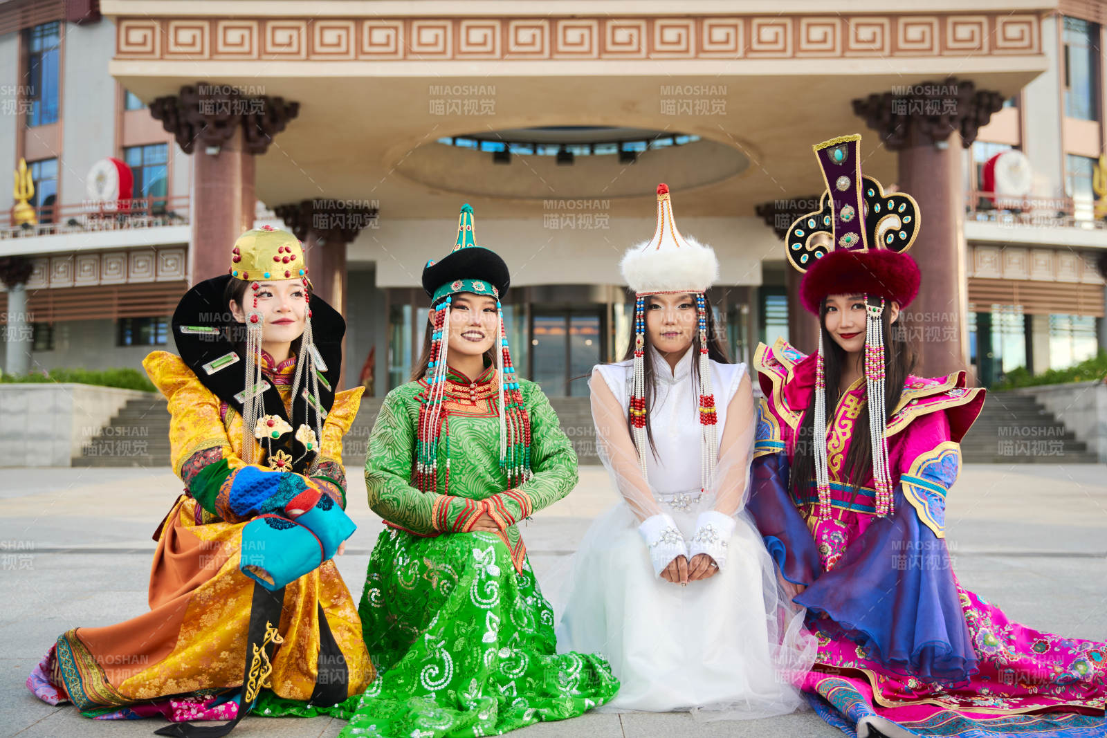 身穿蒙古族各部落傳統(tǒng)服飾的蒙古族姑娘