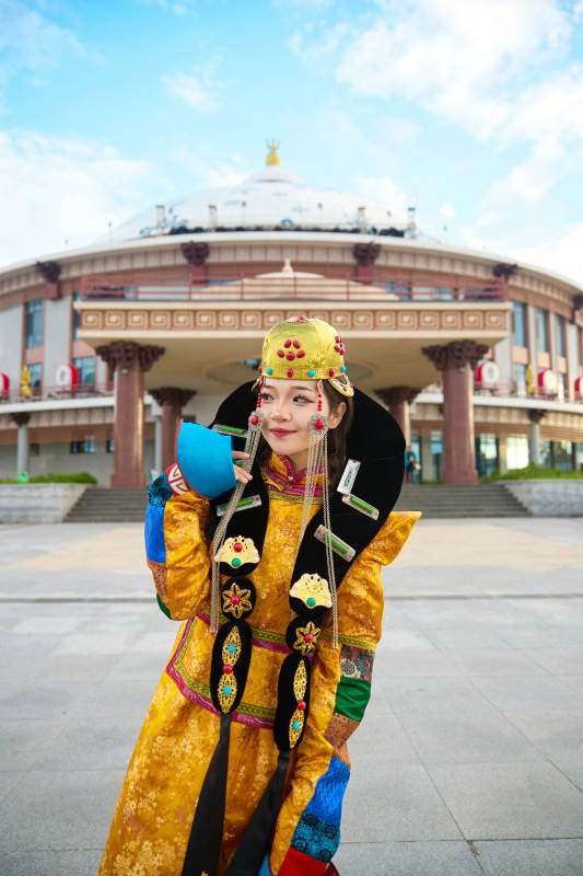 身穿蒙古族喀尔喀部落传统服饰的蒙族姑娘