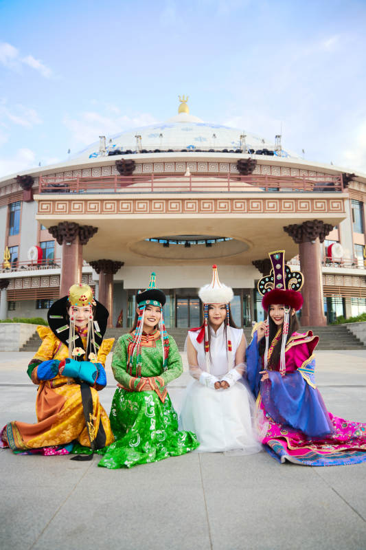 身穿蒙古族各部落传统服饰的蒙古族姑娘