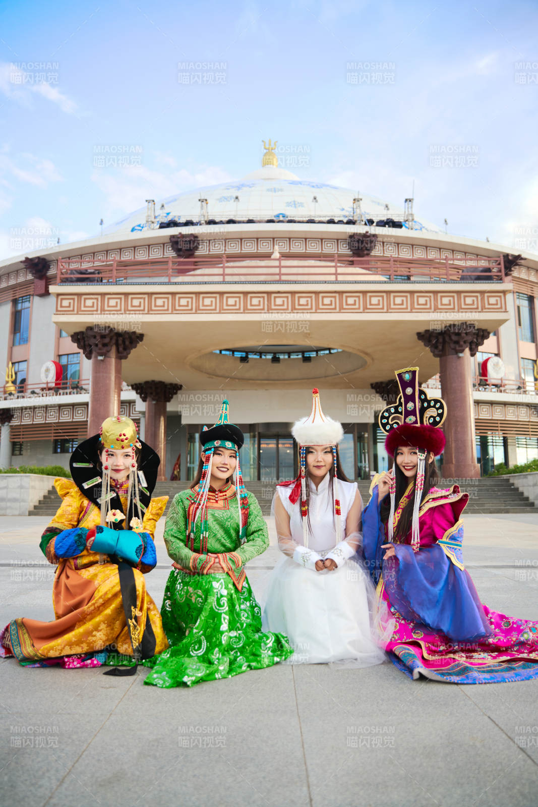 身穿蒙古族各部落传统服饰的蒙古族姑娘