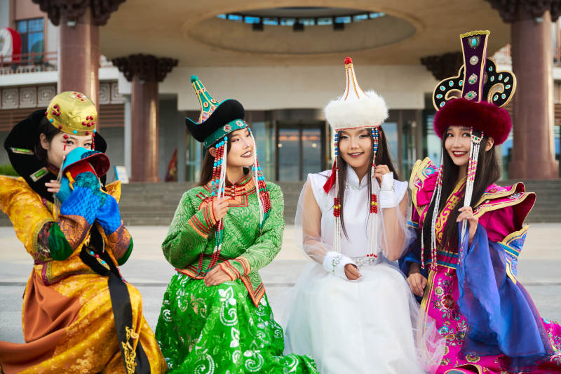 身穿蒙古族各部落传统服饰的蒙古族姑娘