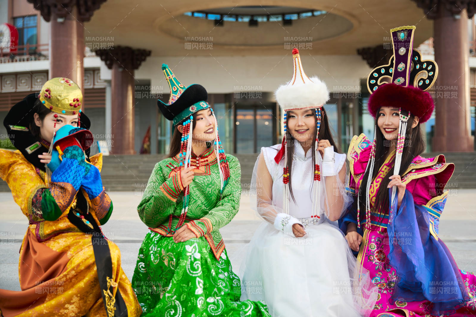 身穿蒙古族各部落傳統服飾的蒙古族姑娘