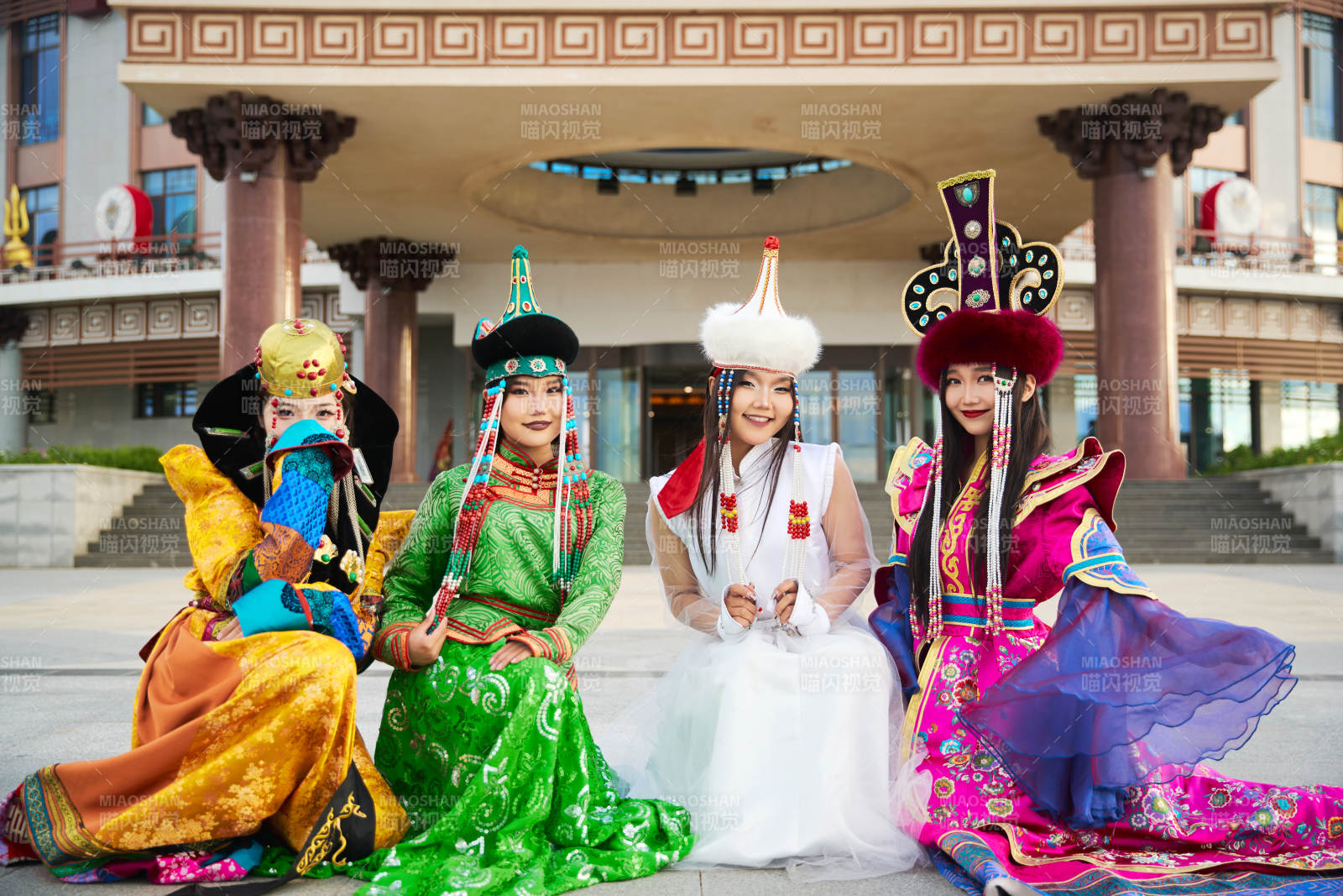 身穿蒙古族各部落傳統(tǒng)服飾的蒙古族姑娘