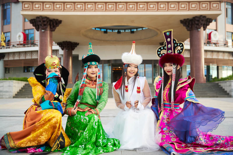 身穿蒙古族各部落传统服饰的蒙古族姑娘