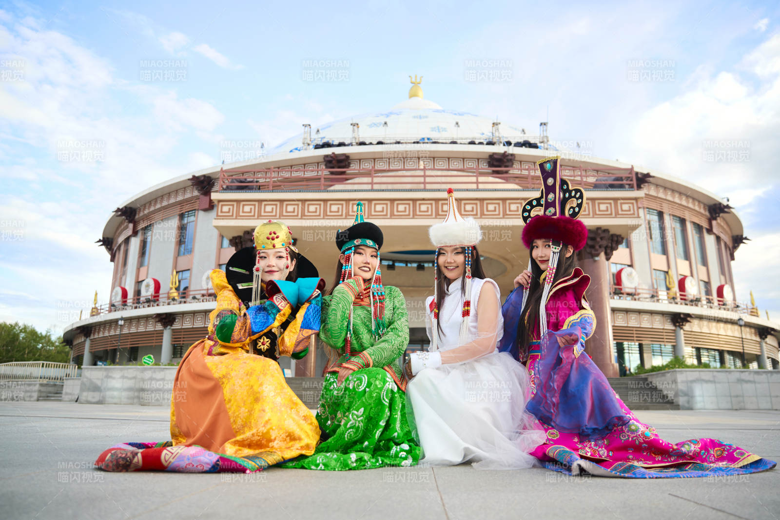 身穿蒙古族各部落傳統服飾的蒙古族姑娘