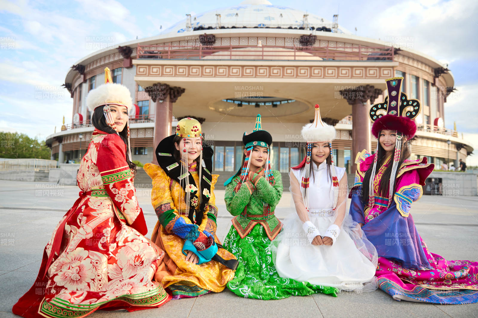 身穿蒙古族各部落傳統(tǒng)服飾的蒙古族姑娘