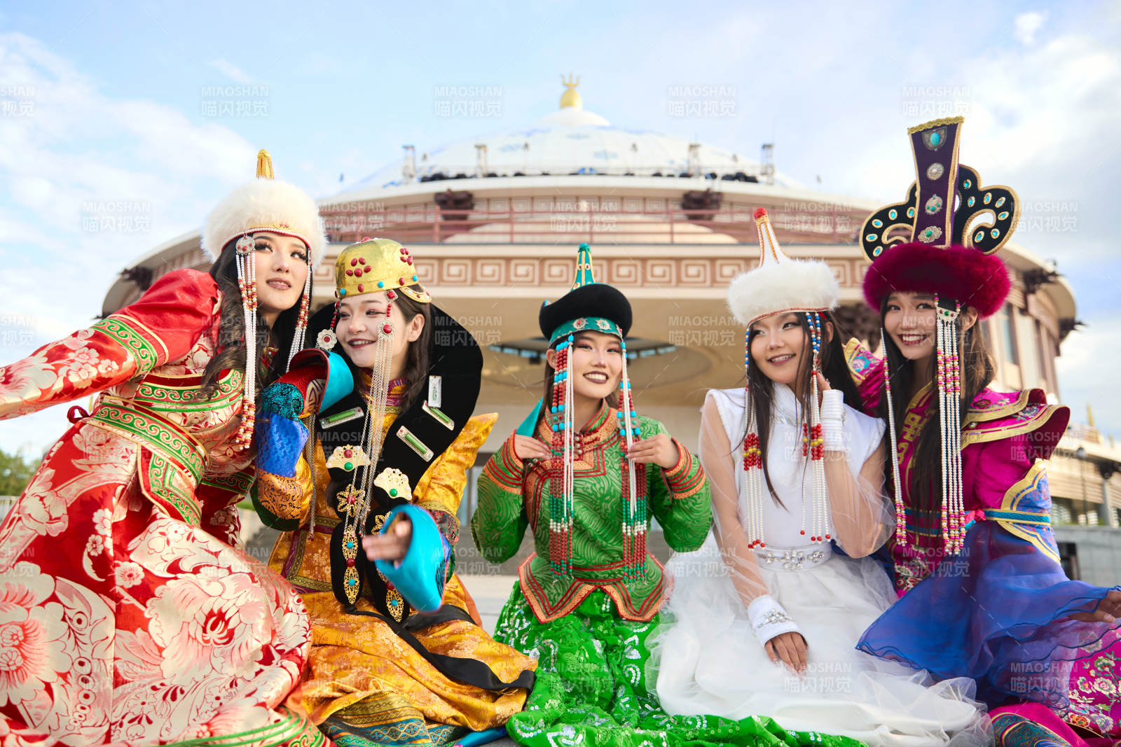 身穿蒙古族各部落傳統(tǒng)服飾的蒙古族姑娘