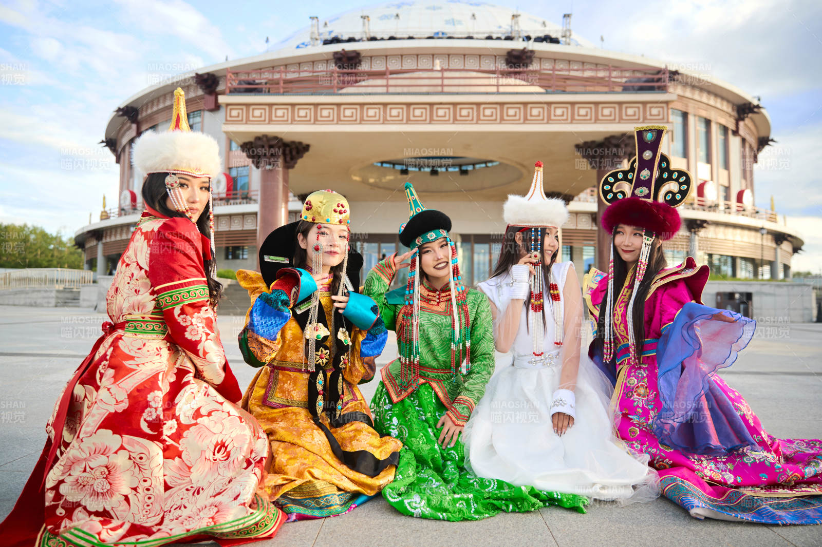 身穿蒙古族各部落傳統服飾的蒙古族姑娘