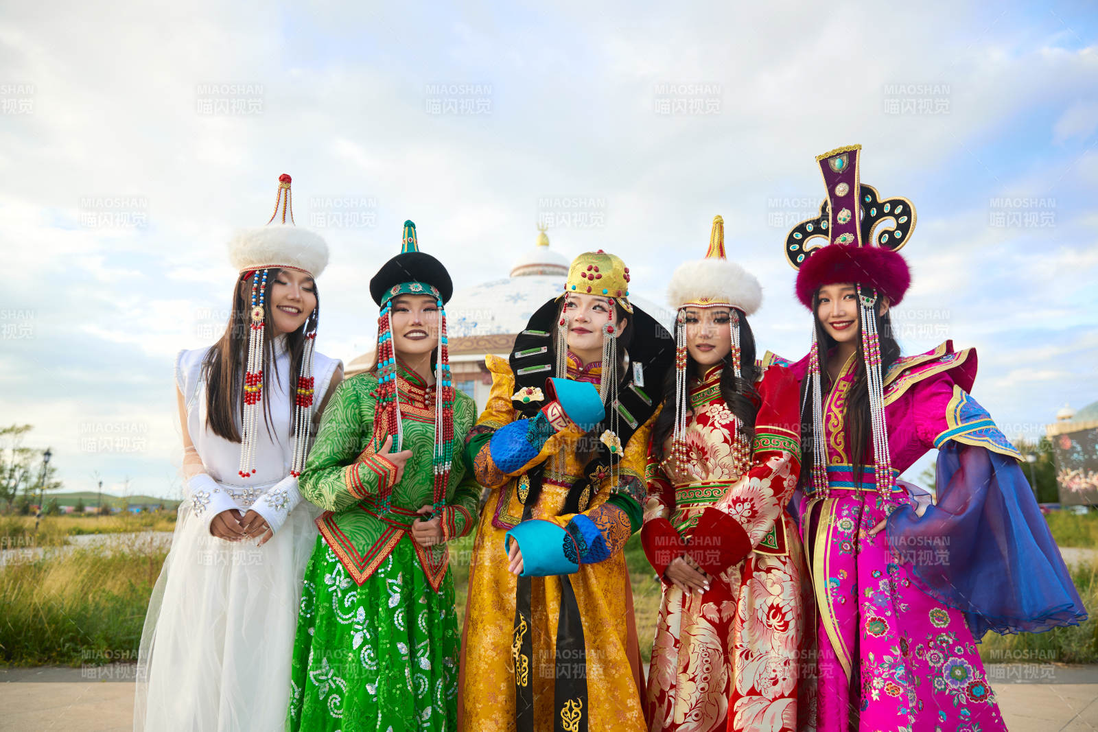 身穿蒙古族各部落傳統服飾的蒙古族姑娘