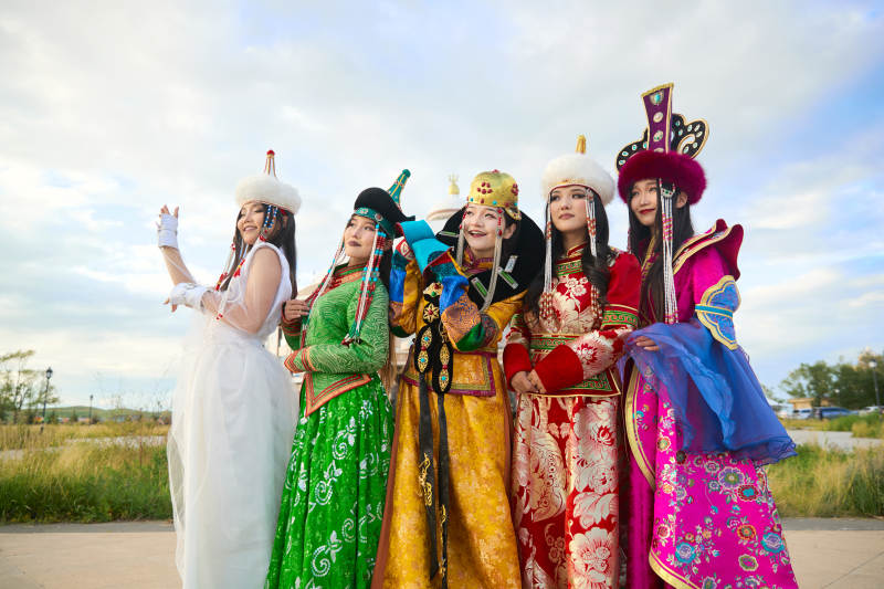 身穿蒙古族各部落传统服饰的蒙古族姑娘