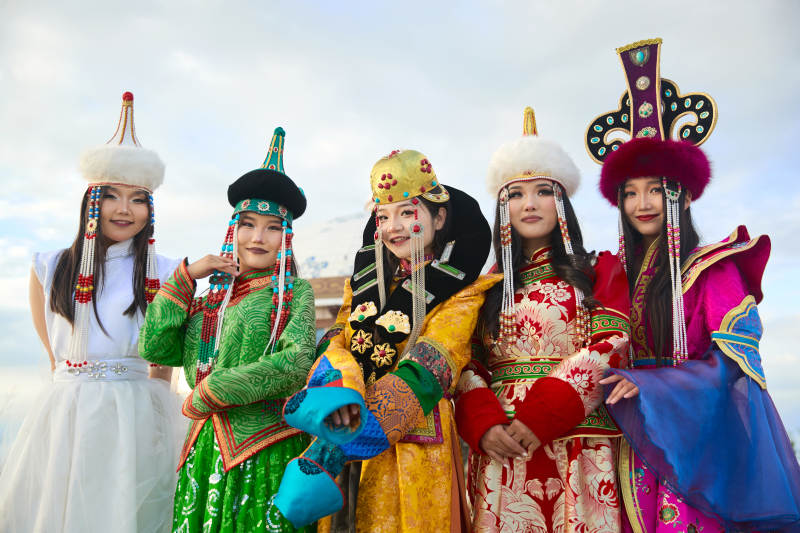 身穿蒙古族各部落传统服饰的蒙古族姑娘