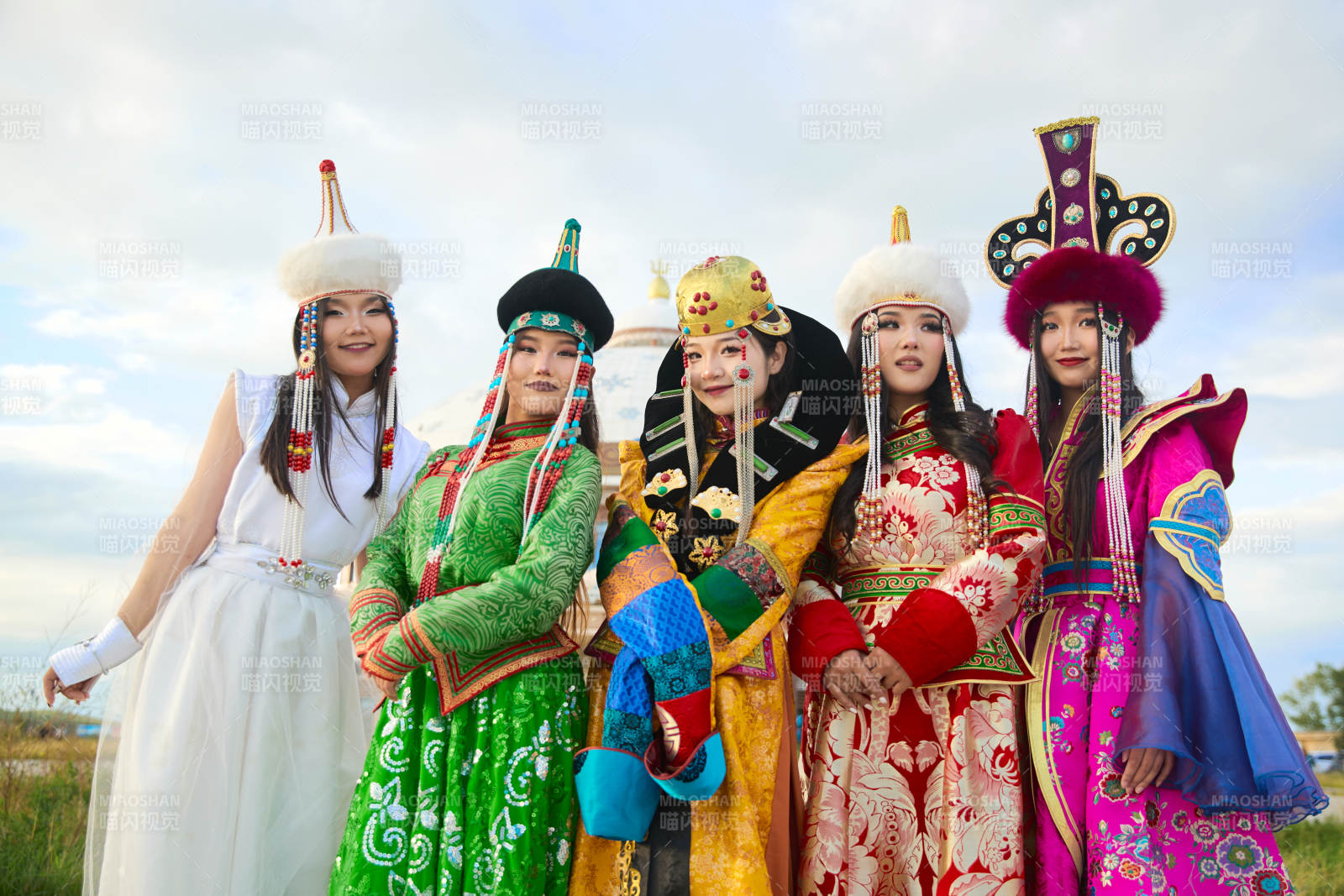 身穿蒙古族各部落傳統服飾的蒙古族姑娘