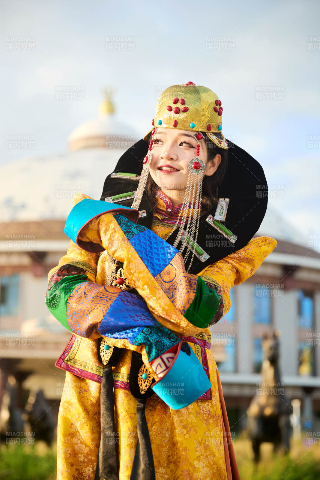 身穿蒙古族喀爾喀部落傳統服飾的蒙族姑娘