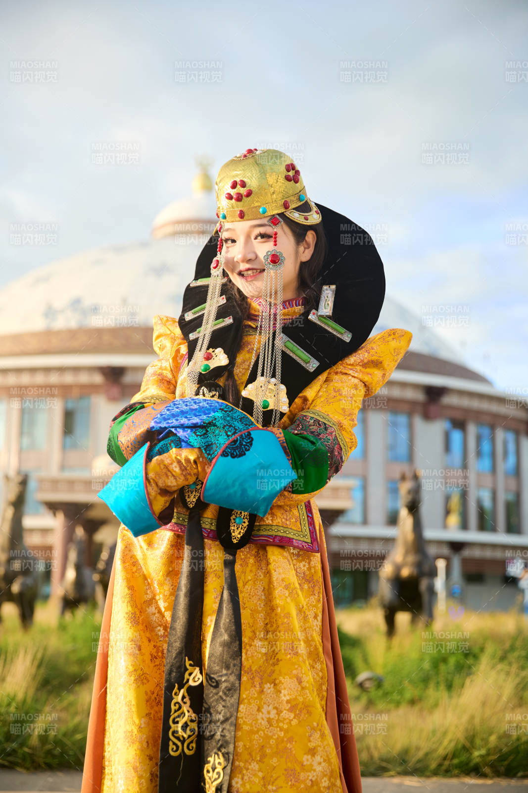 身穿蒙古族喀尔喀部落传统服饰的蒙族姑娘