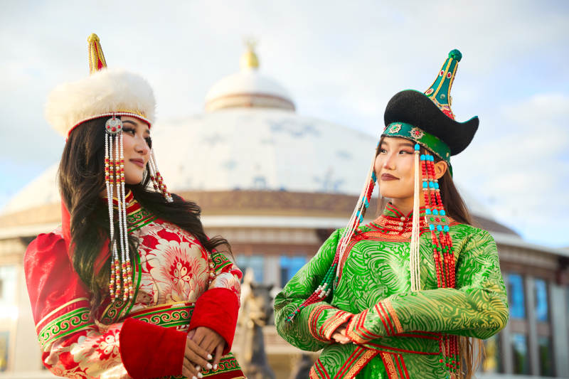 身穿蒙古族部落传统服饰的两位蒙古族姑娘
