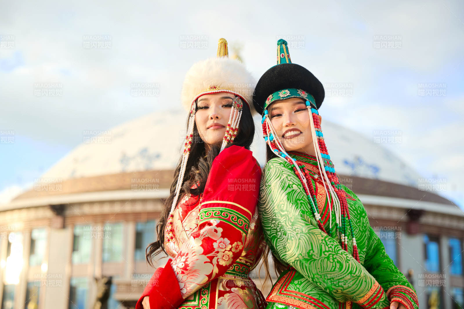 身穿蒙古族部落传统服饰的两位蒙古族姑娘
