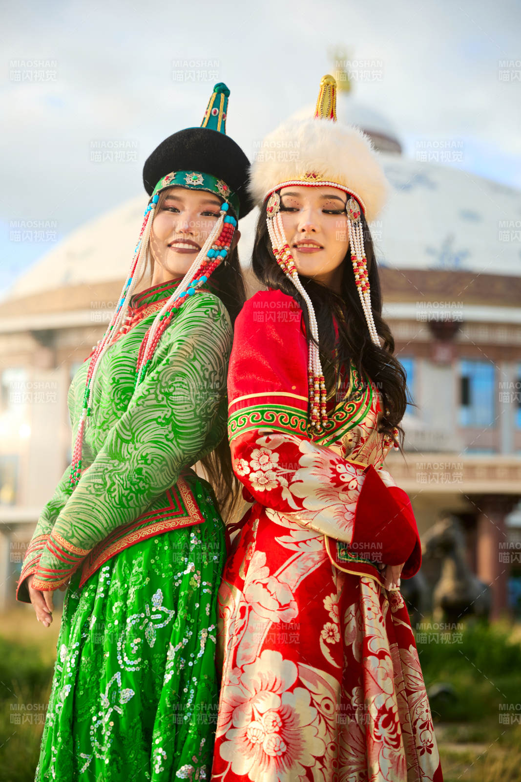 身穿蒙古族部落傳統服飾的兩位蒙古族姑娘