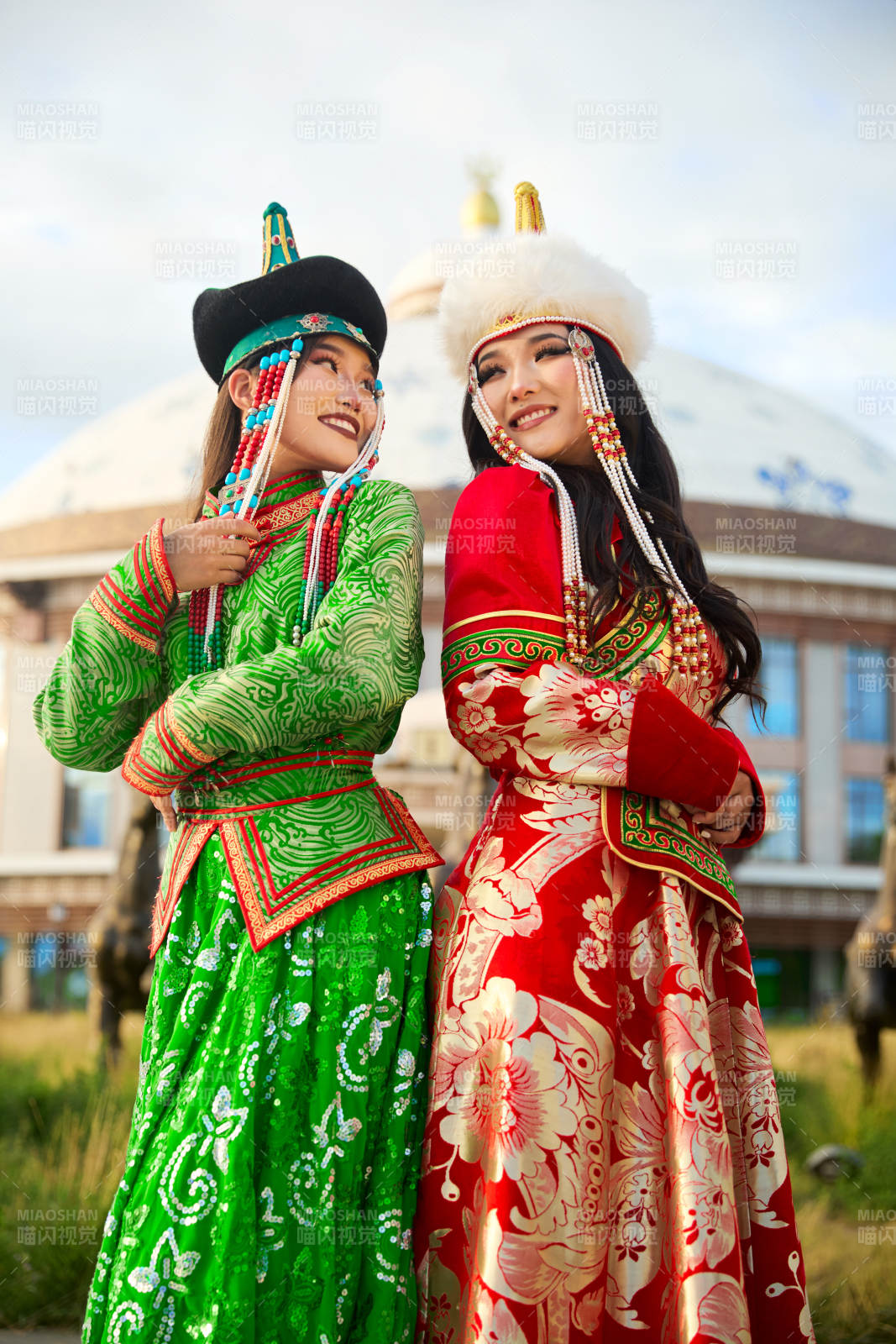 身穿蒙古族部落傳統服飾的兩位蒙古族姑娘