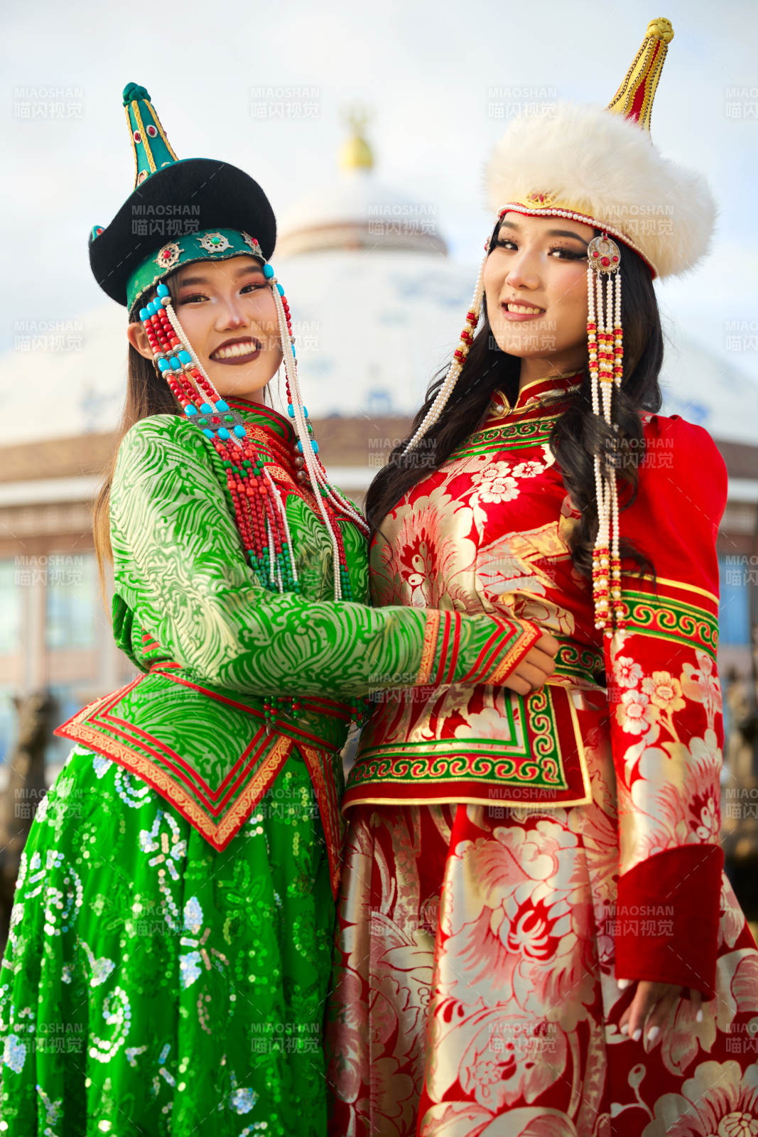 身穿蒙古族部落傳統服飾的兩位蒙古族姑娘