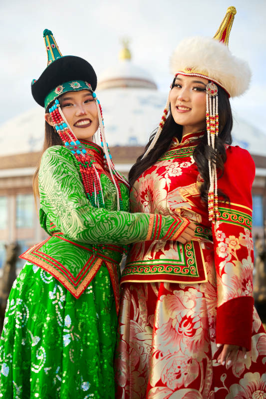 身穿蒙古族部落传统服饰的两位蒙古族姑娘