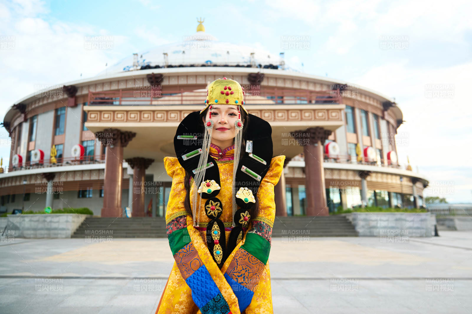 身穿蒙古族喀尔喀部落传统服饰的蒙族姑娘