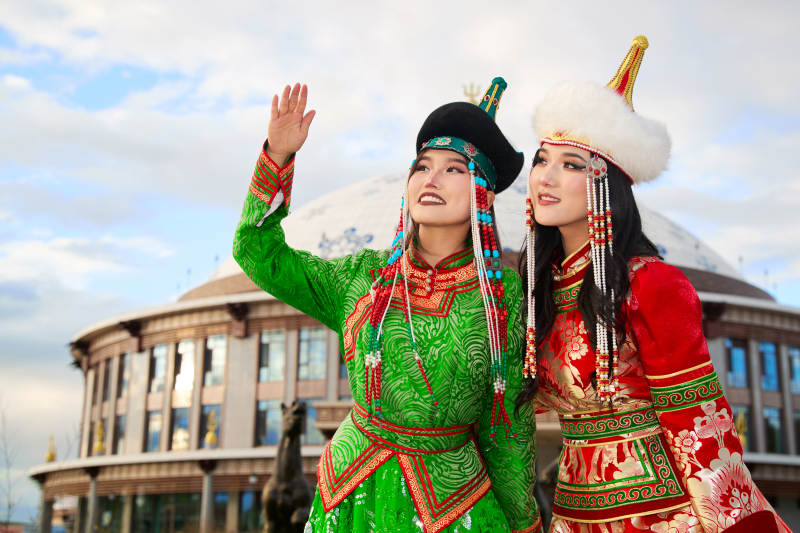 身穿蒙古族部落传统服饰的两位蒙古族姑娘