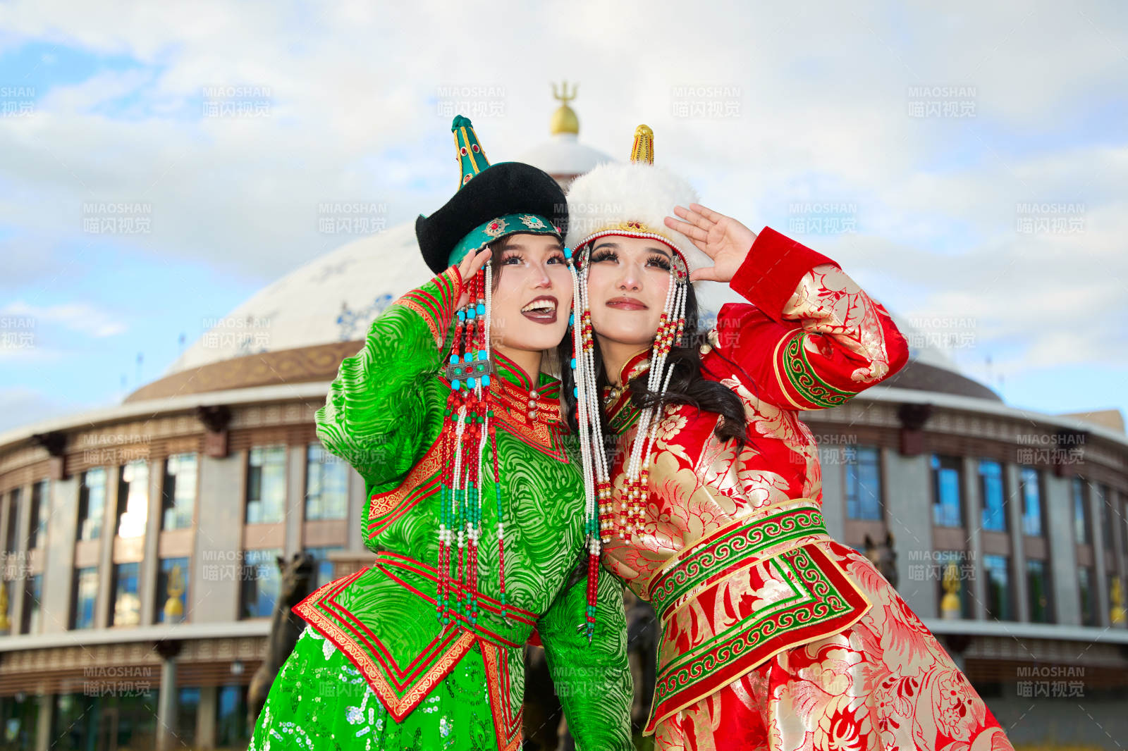 身穿蒙古族部落傳統(tǒng)服飾的兩位蒙古族姑娘