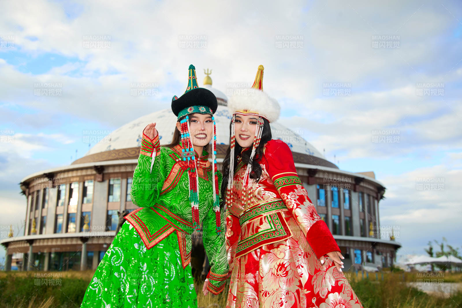 身穿蒙古族部落傳統服飾的兩位蒙古族姑娘