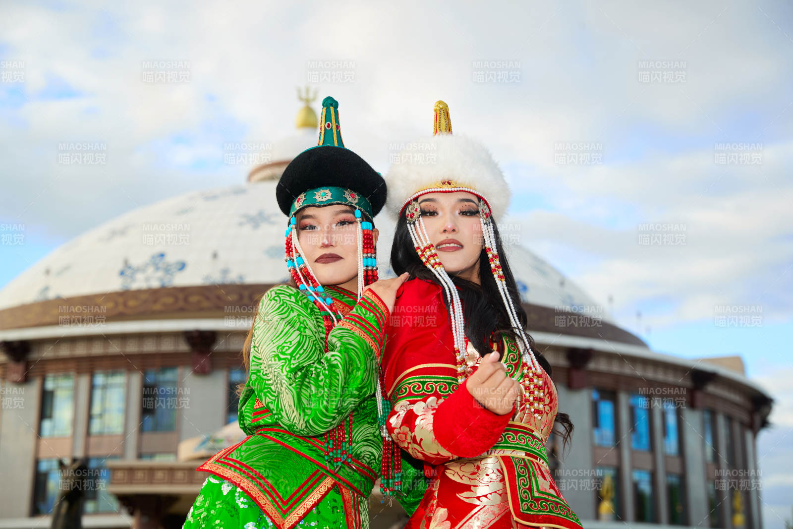 身穿蒙古族部落傳統服飾的兩位蒙古族姑娘