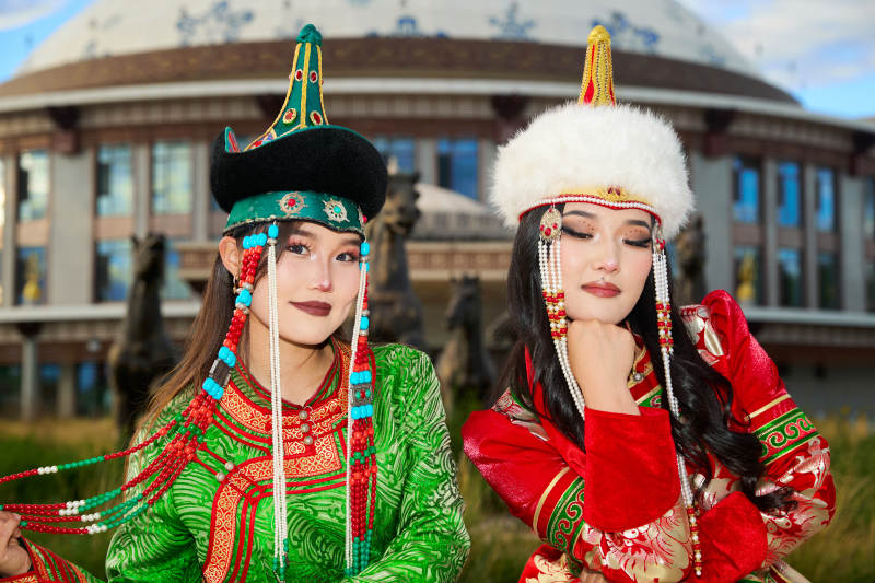 身穿蒙古族部落传统服饰的两位蒙古族姑娘