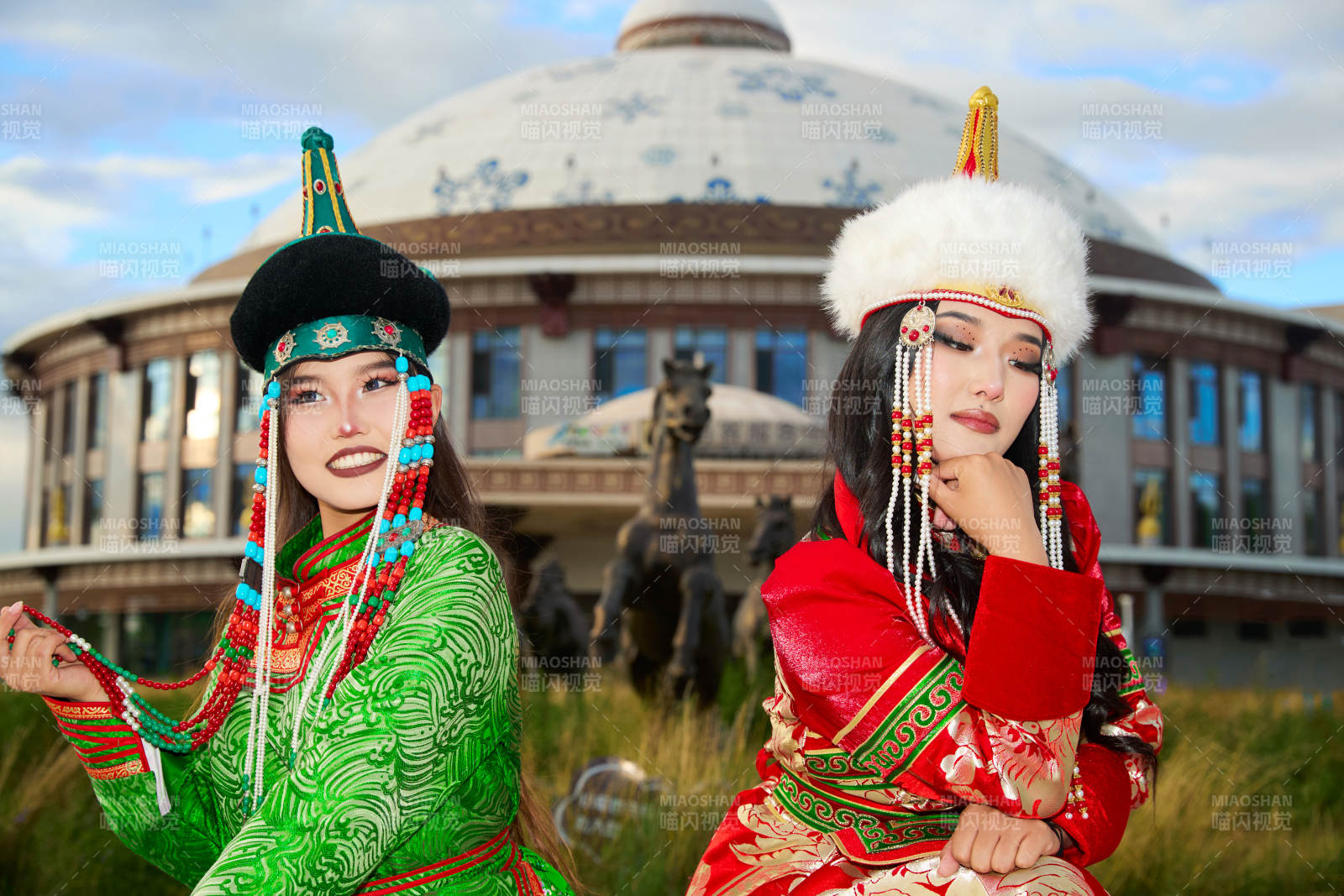 身穿蒙古族部落傳統服飾的兩位蒙古族姑娘