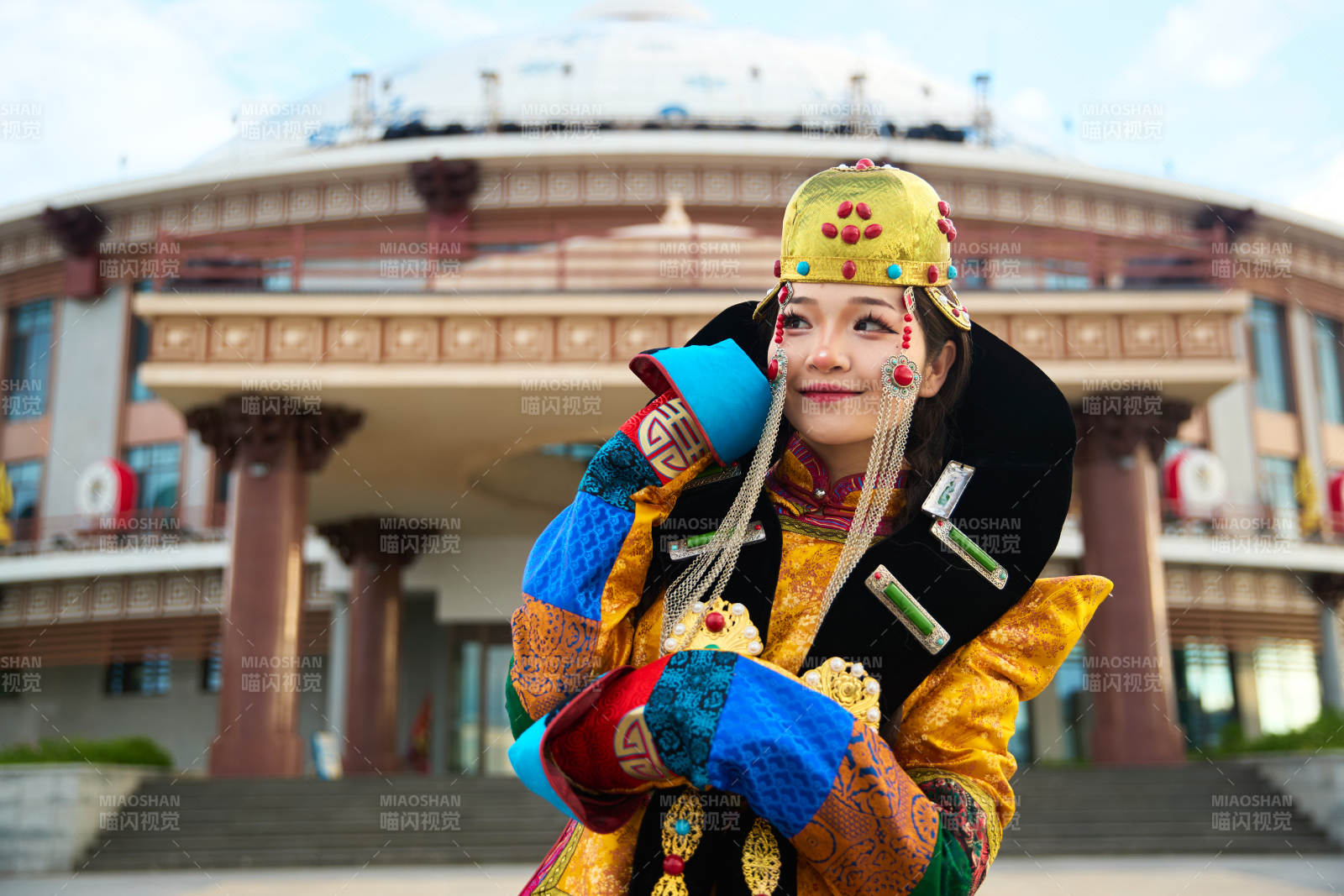 身穿蒙古族喀尔喀部落传统服饰的蒙族姑娘