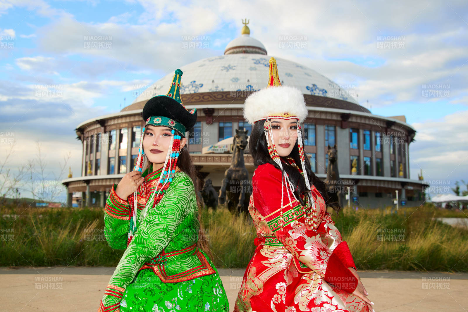 身穿蒙古族部落传统服饰的两位蒙古族姑娘