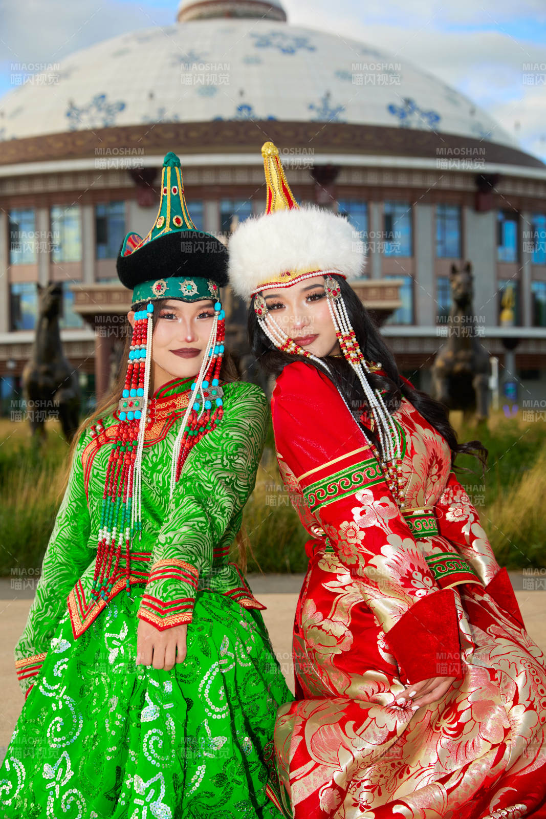 身穿蒙古族部落传统服饰的两位蒙古族姑娘