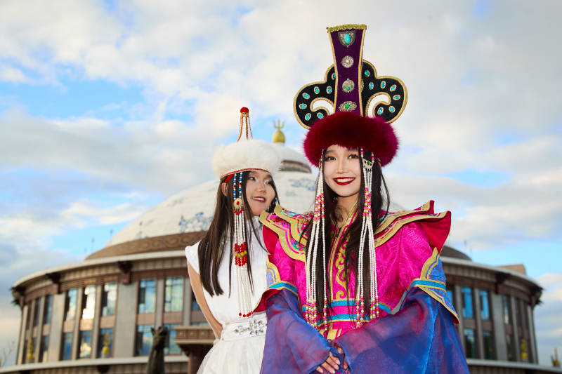 身穿蒙古族部落传统服饰的两位蒙古族姑娘