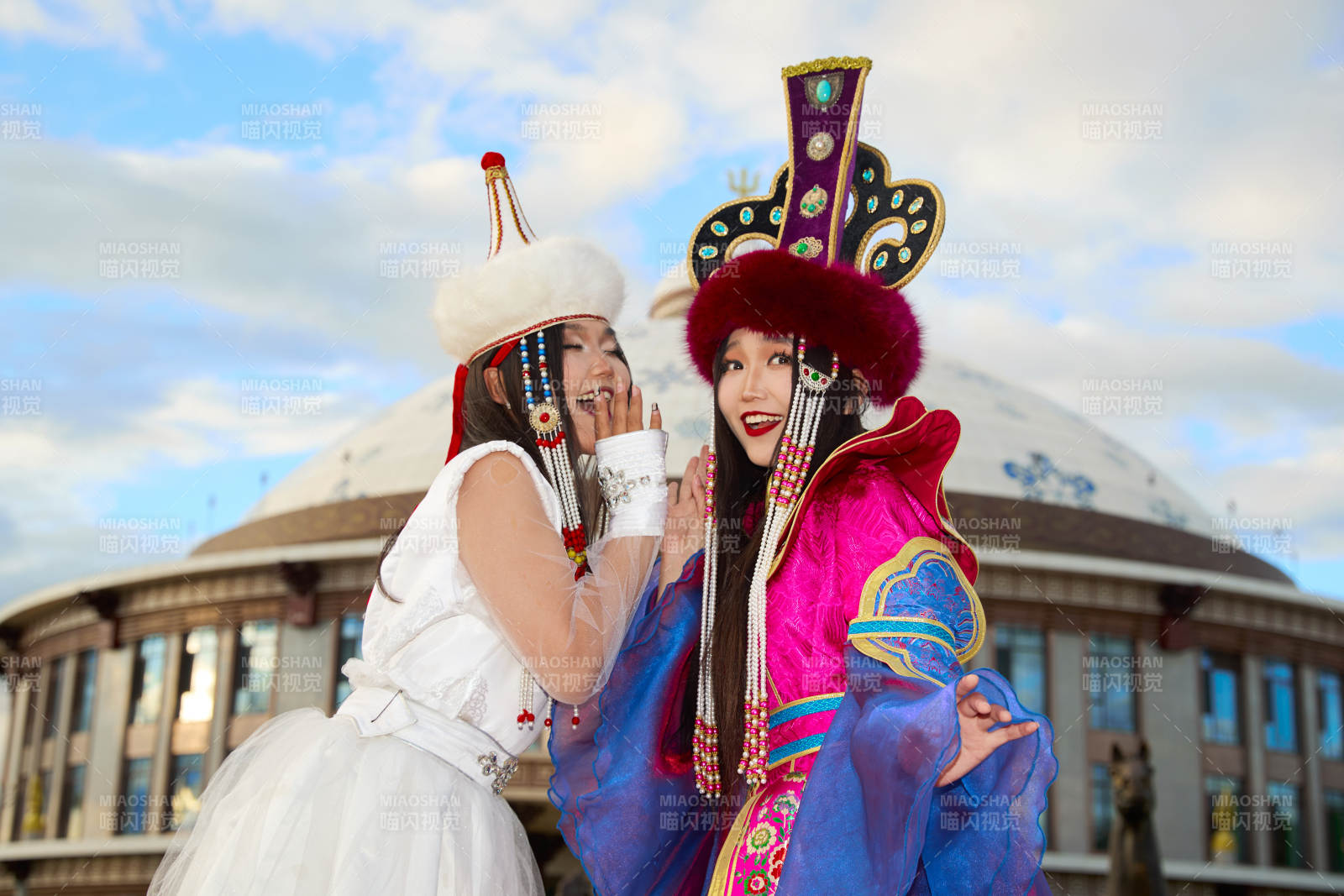 身穿蒙古族部落傳統(tǒng)服飾的兩位蒙古族姑娘