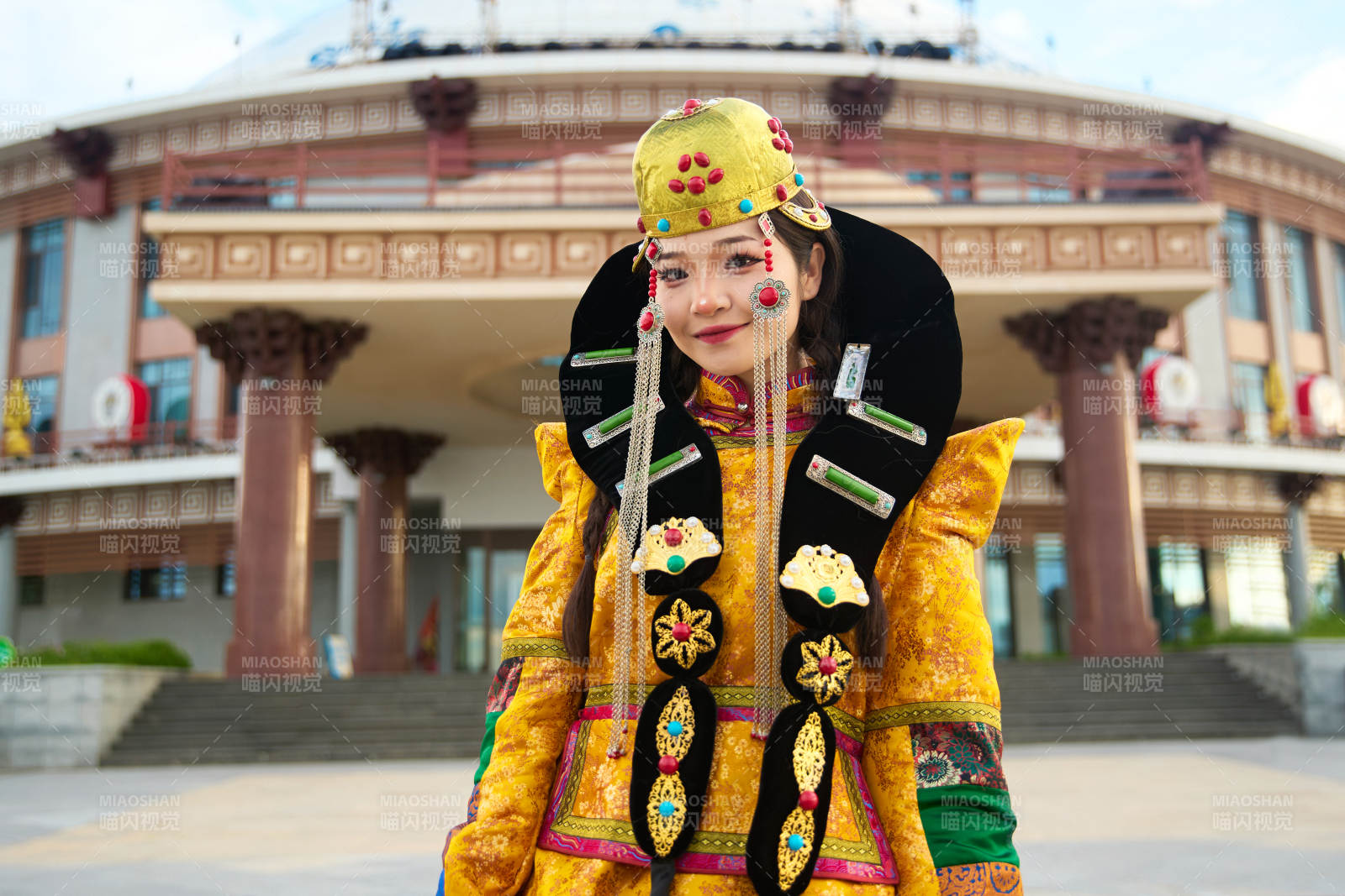 身穿蒙古族喀爾喀部落傳統服飾的蒙族姑娘