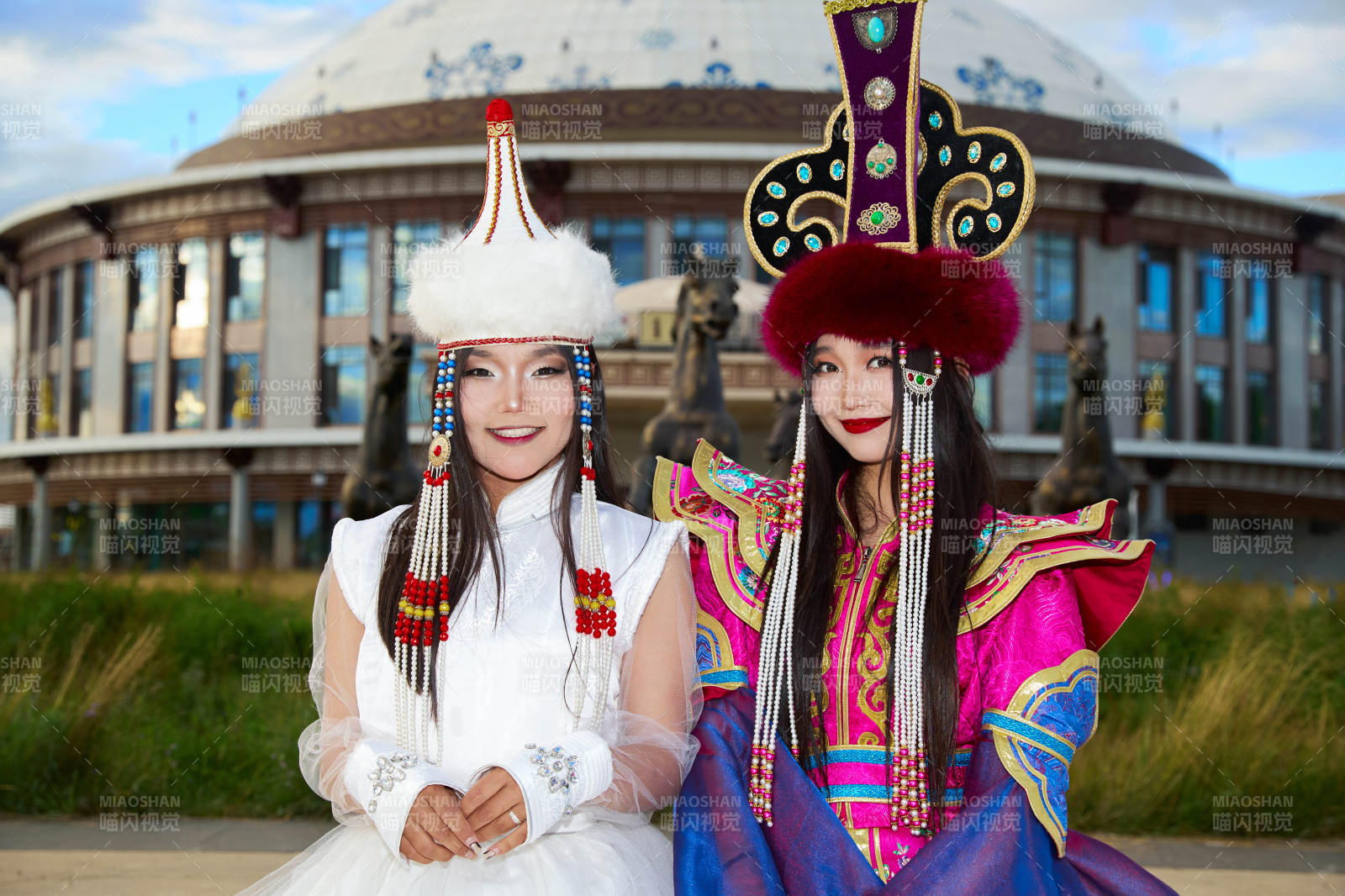身穿蒙古族部落傳統服飾的兩位蒙古族姑娘